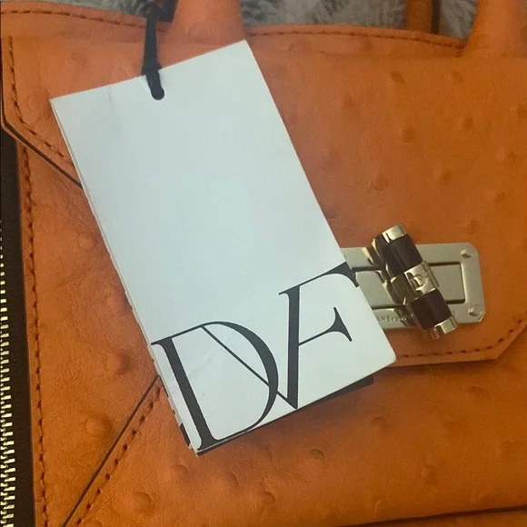 🧡 Adorable DVF Bag!! 🧡 Perfect for Spring!! 🧡 - Picture 2 of 16